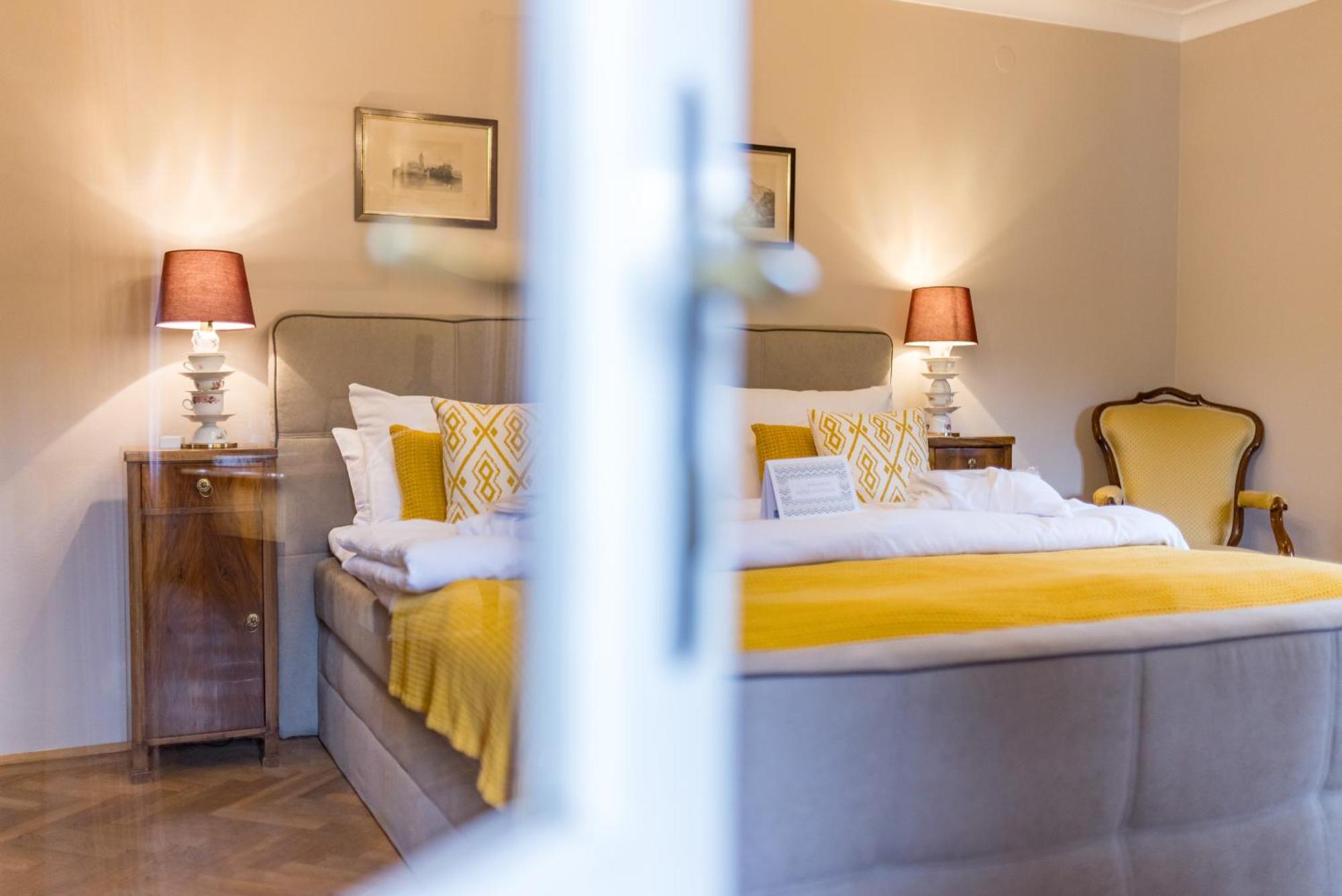 Der Schlosswirt Zu Anif - Biedermeierhotel Und Restaurant Kültér fotó